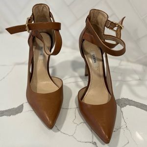 Guess Tan Pump